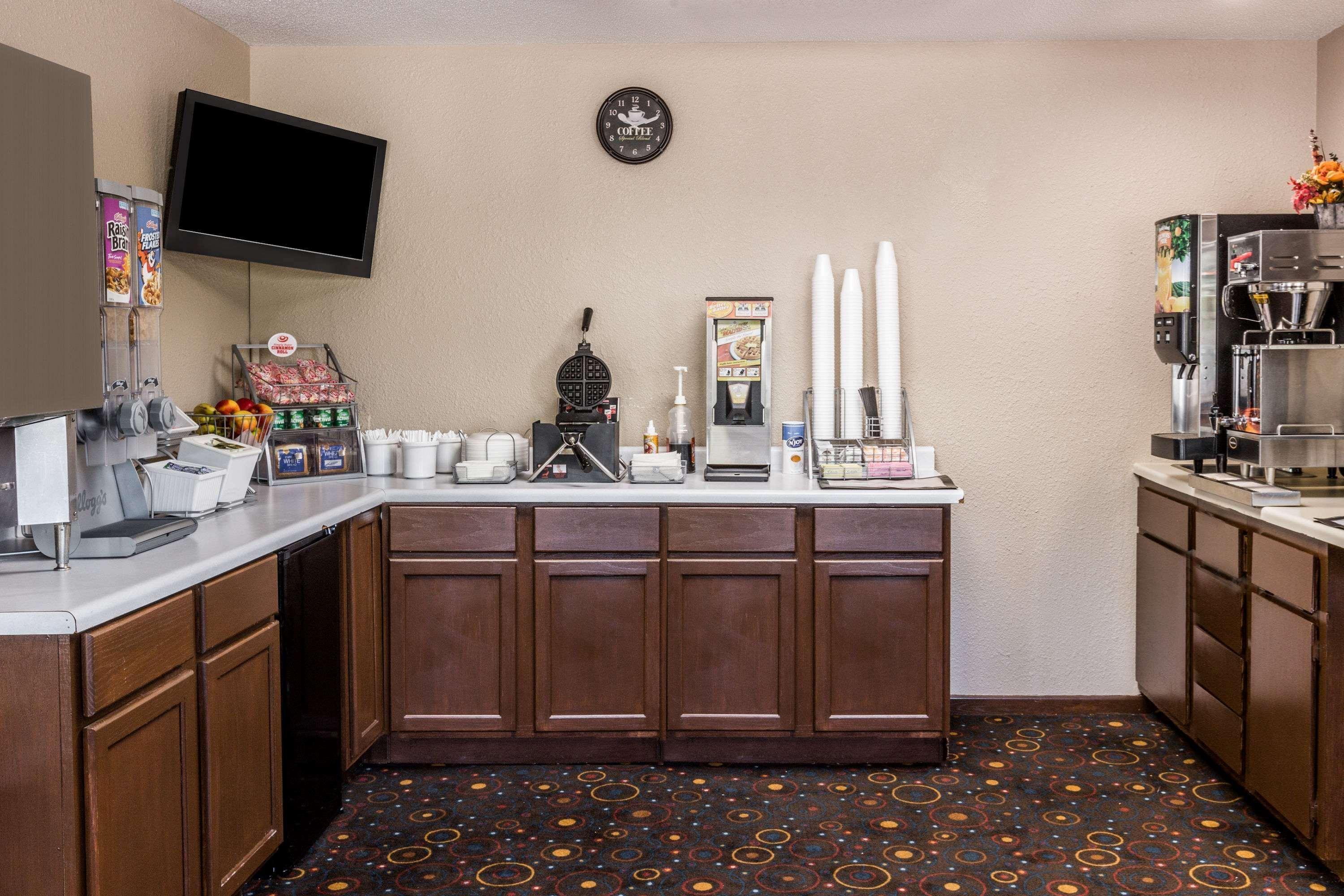 Super 8 By Wyndham Madison Hotel Luaran gambar